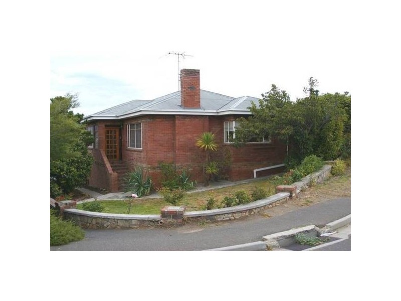 2 Brammall Street, Lindisfarne TAS 7015