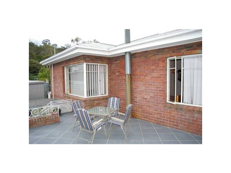 2 Brammall Street, Lindisfarne TAS 7015