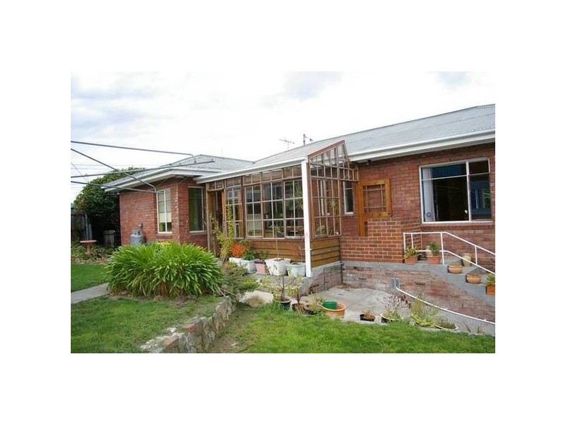 2 Brammall Street, Lindisfarne TAS 7015
