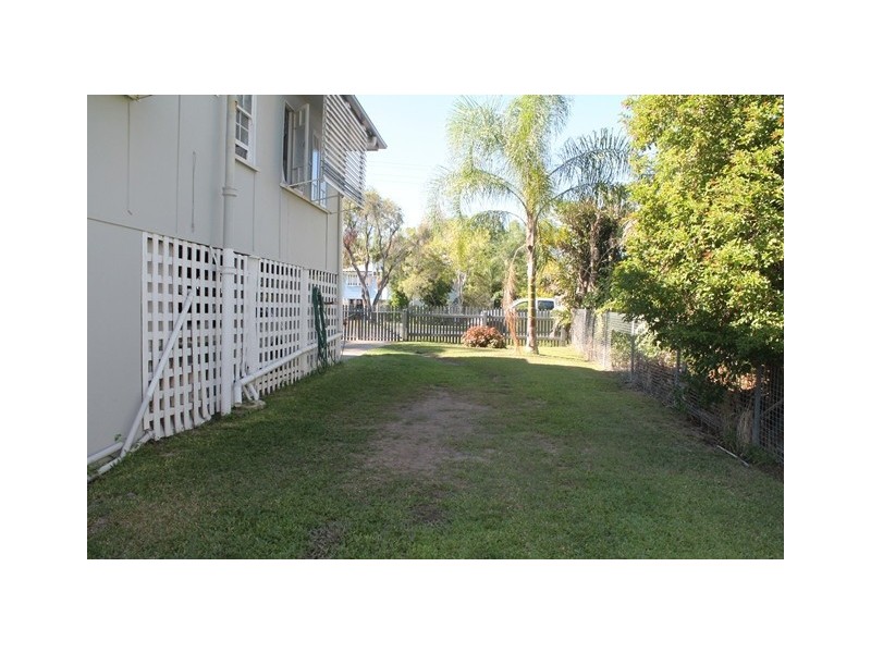 11 Bourke Street, Park Avenue QLD 4701