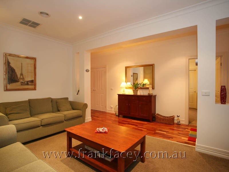 2/155 High Street, Berwick VIC 3806