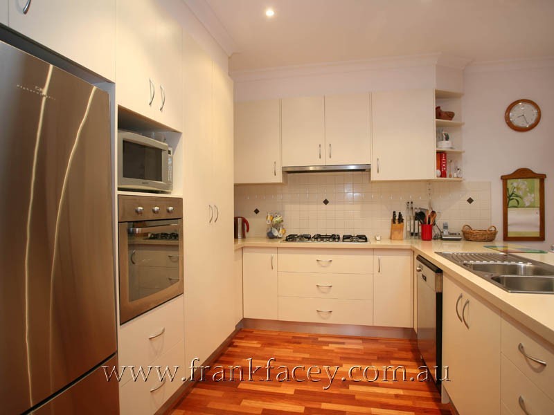 2/155 High Street, Berwick VIC 3806