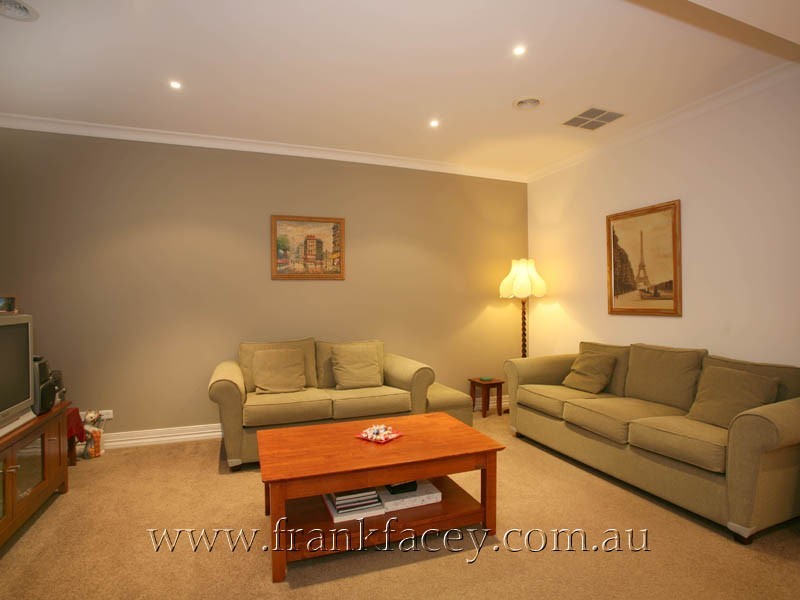 2/155 High Street, Berwick VIC 3806