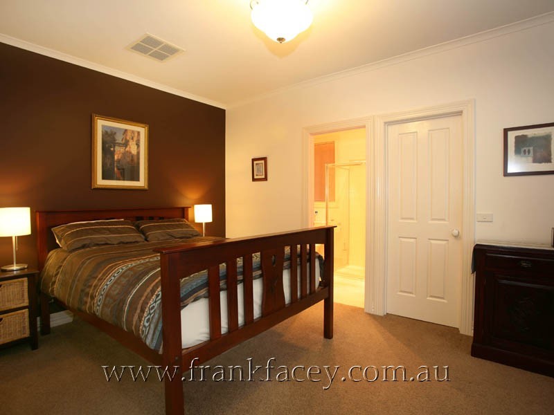 2/155 High Street, Berwick VIC 3806