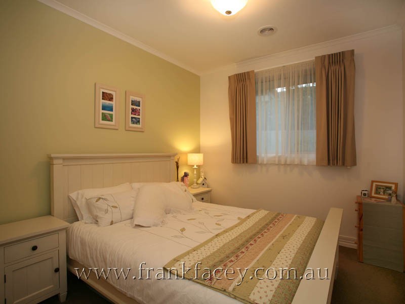 2/155 High Street, Berwick VIC 3806