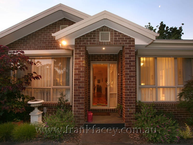 2/155 High Street, Berwick VIC 3806