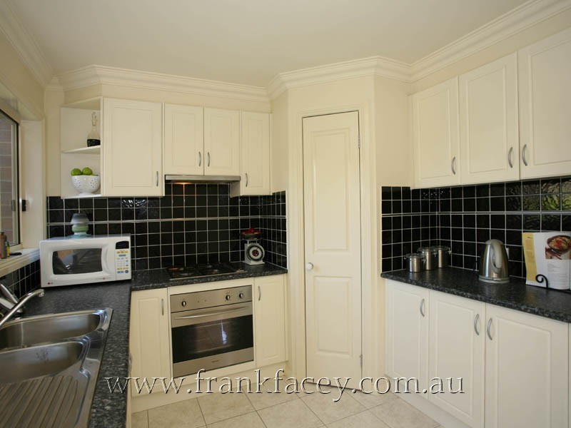 32 Wembley Drive, Berwick VIC 3806