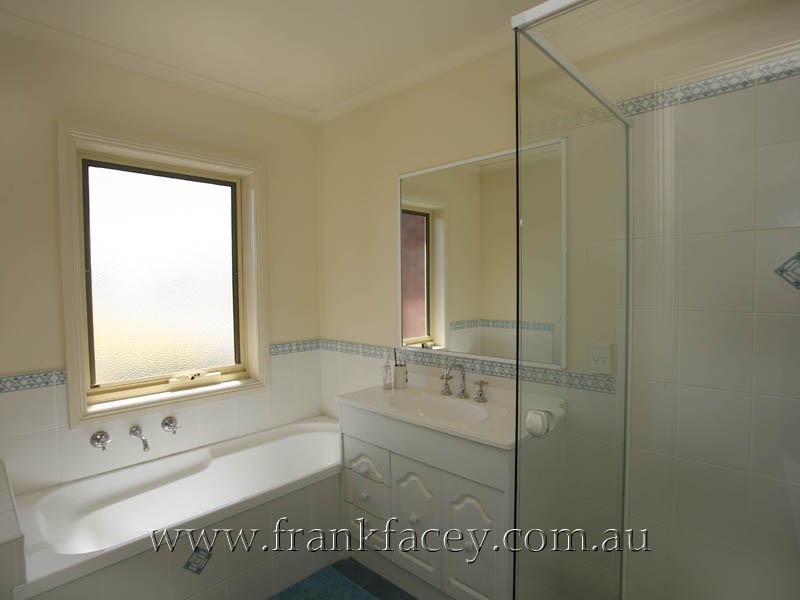 32 Wembley Drive, Berwick VIC 3806