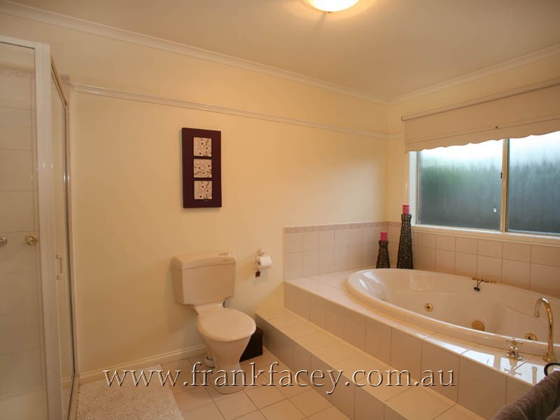 10 Kirkham Court, Berwick VIC 3806