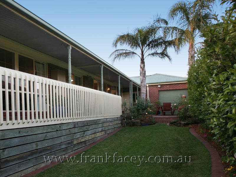 10 Kirkham Court, Berwick VIC 3806