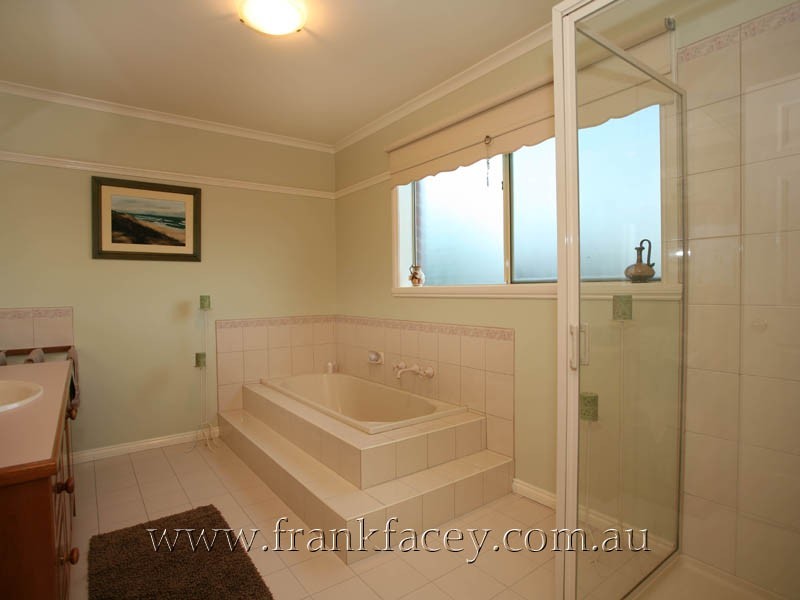 10 Kirkham Court, Berwick VIC 3806