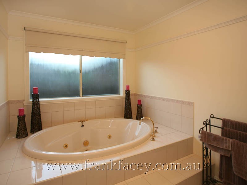 10 Kirkham Court, Berwick VIC 3806