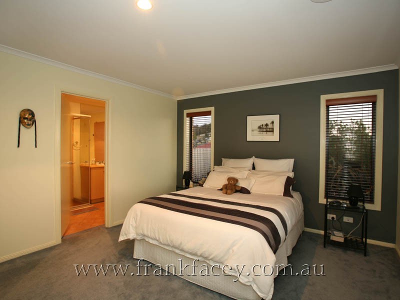 8 Coronel Way, Beaconsfield VIC 3807