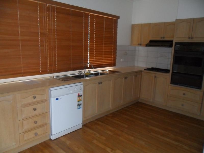 2/66 Gloucester Avenue, Berwick VIC 3806