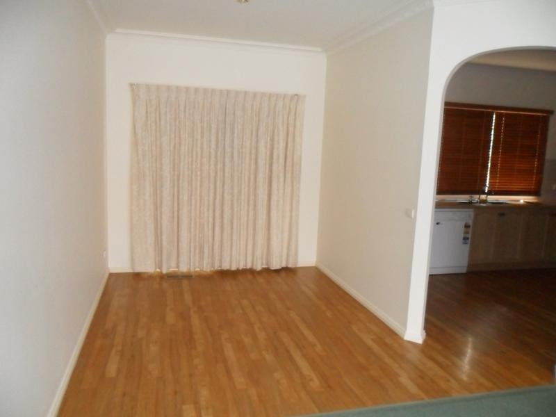 2/66 Gloucester Avenue, Berwick VIC 3806