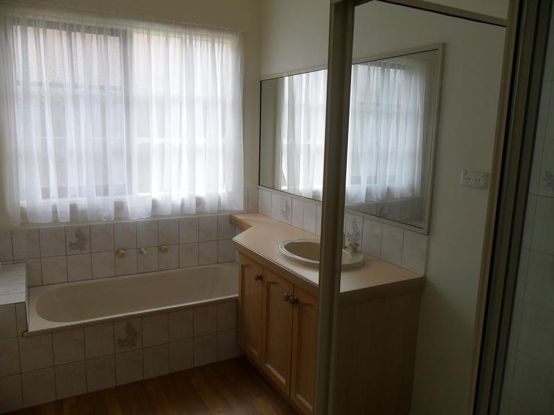 2/66 Gloucester Avenue, Berwick VIC 3806