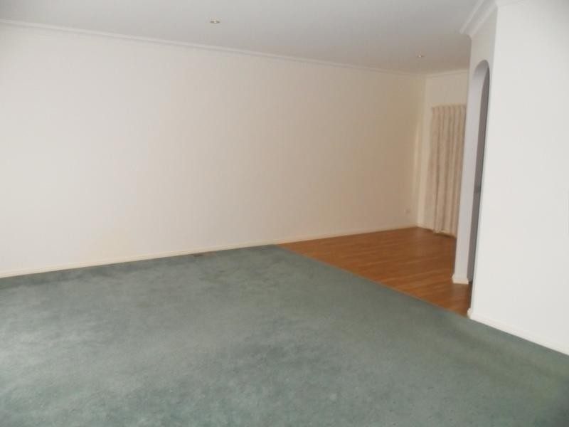 2/66 Gloucester Avenue, Berwick VIC 3806