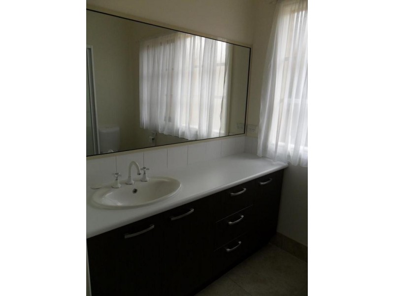 2/66 Gloucester Avenue, Berwick VIC 3806