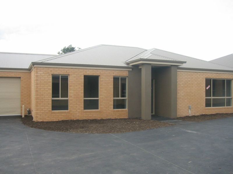 6/2-4 Blue Hills Boulevard, Pakenham VIC 3810