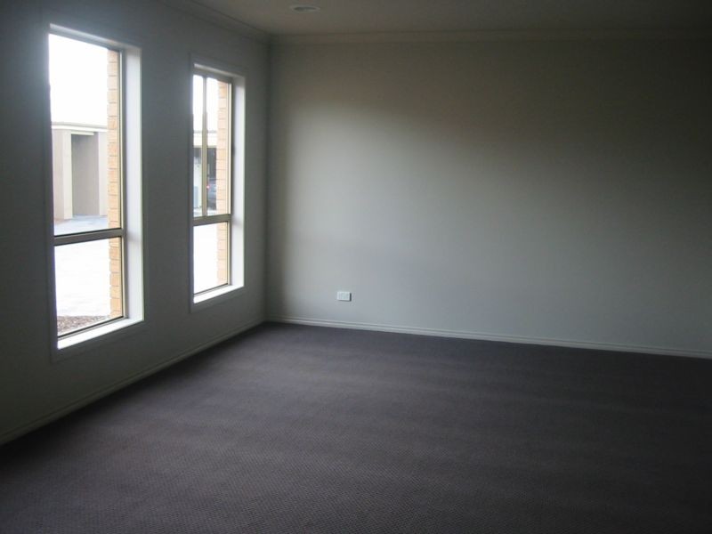 6/2-4 Blue Hills Boulevard, Pakenham VIC 3810