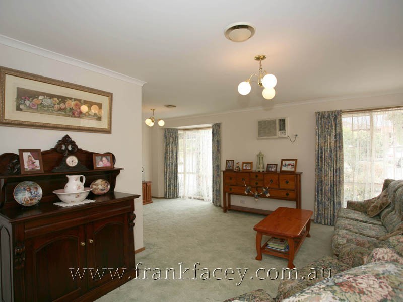 49 Hedgeley Drive, Berwick VIC 3806