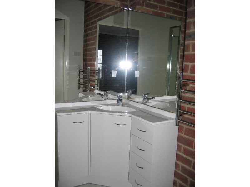 3/27 McBride Street, Cockatoo VIC 3781