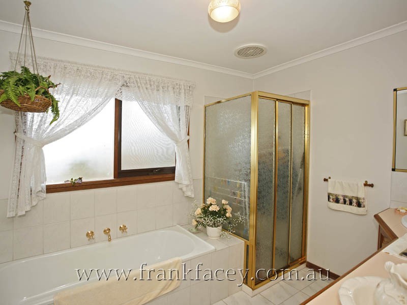 14 Millgrove Way, Berwick VIC 3806