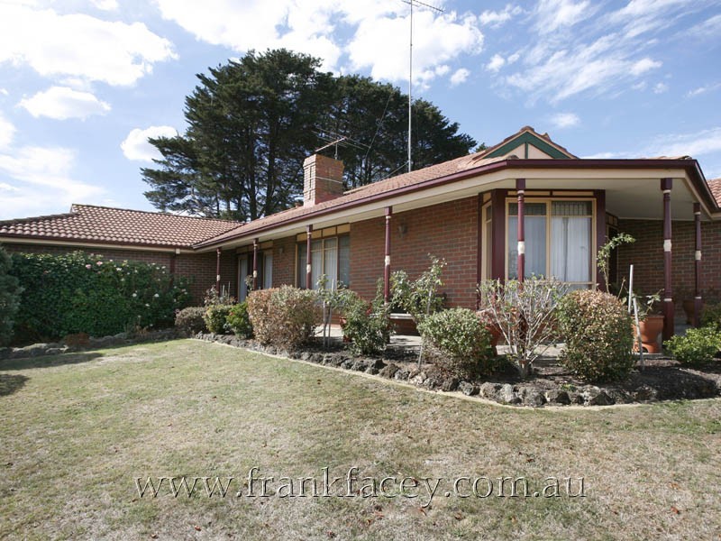 14 Millgrove Way, Berwick VIC 3806