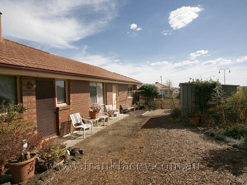 14 Millgrove Way, Berwick VIC 3806