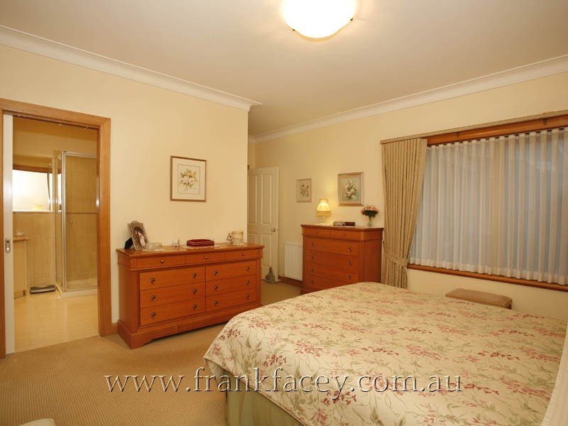 15 Gloucester Avenue, Berwick VIC 3806