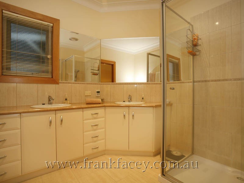 15 Gloucester Avenue, Berwick VIC 3806