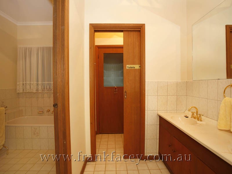 18 Quamby Avenue, Guys Hill VIC 3807