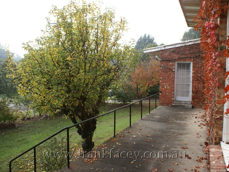 6 Roundhay Court, Berwick VIC 3806