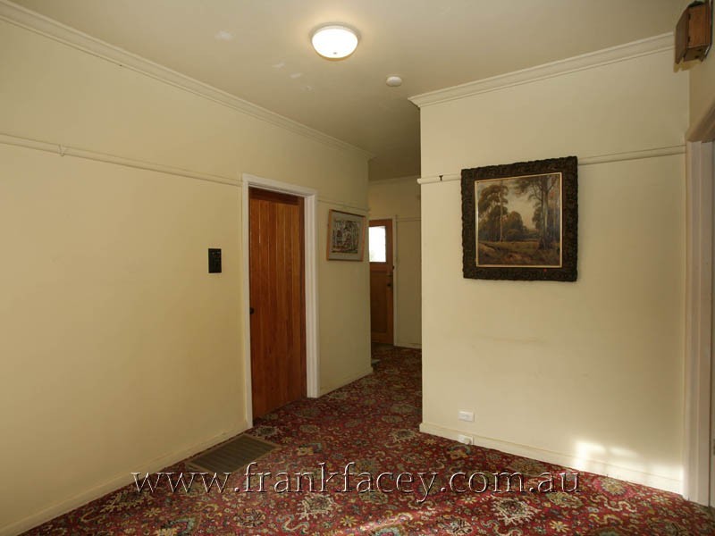6 Roundhay Court, Berwick VIC 3806