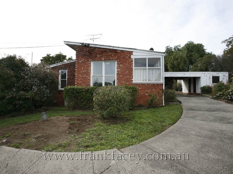 6 Roundhay Court, Berwick VIC 3806