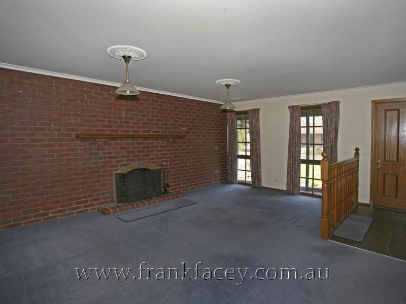 15 Escott Grove, Berwick VIC 3806