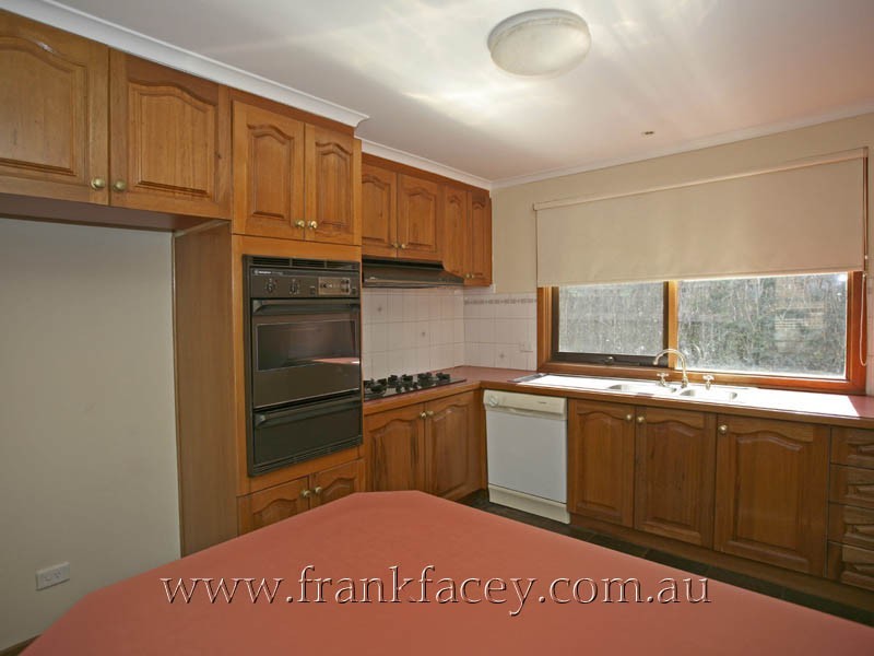 15 Escott Grove, Berwick VIC 3806