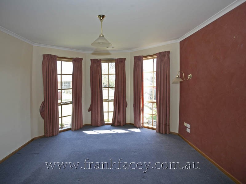 15 Escott Grove, Berwick VIC 3806