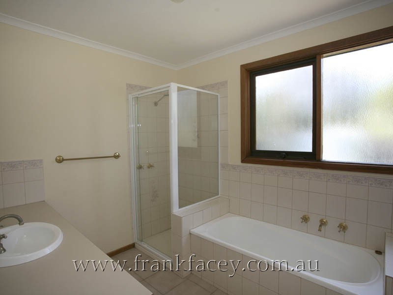 15 Escott Grove, Berwick VIC 3806