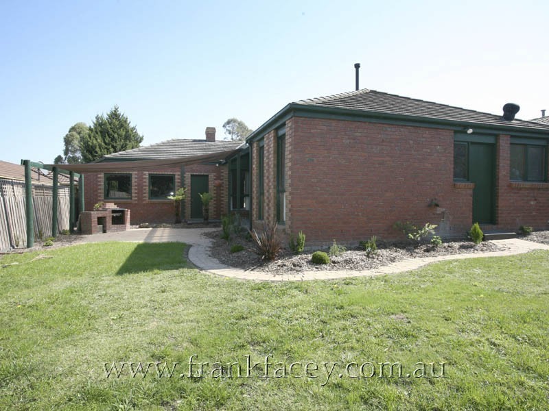 15 Escott Grove, Berwick VIC 3806