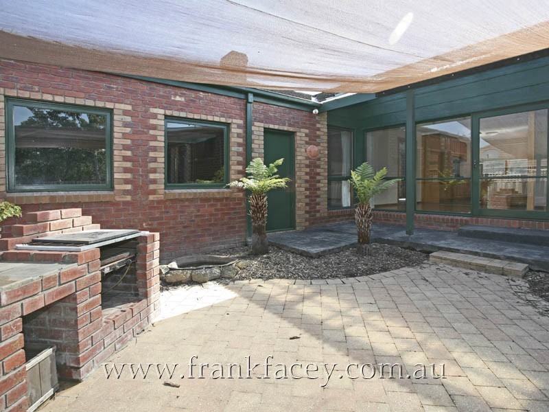 15 Escott Grove, Berwick VIC 3806