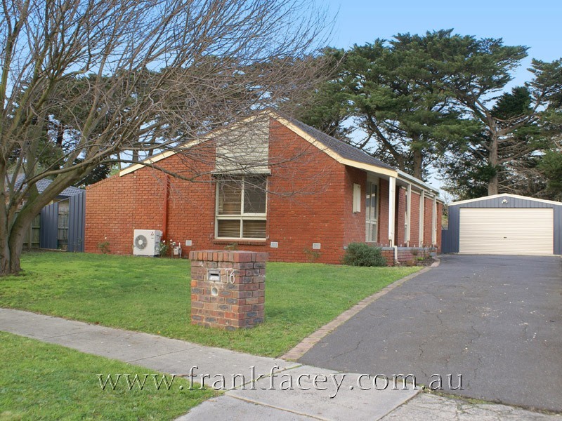 16 Greenlaw Crescent, Berwick VIC 3806