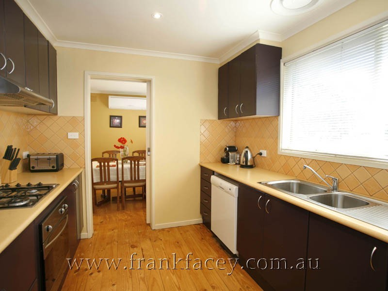 16 Greenlaw Crescent, Berwick VIC 3806