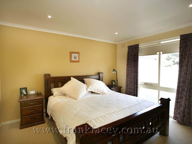 16 Greenlaw Crescent, Berwick VIC 3806