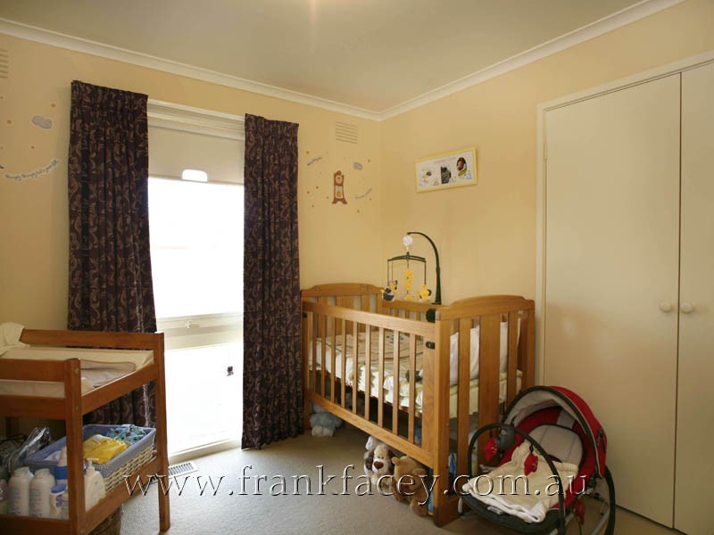 16 Greenlaw Crescent, Berwick VIC 3806