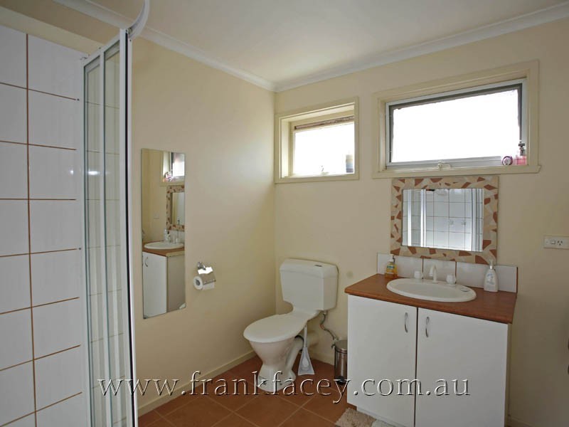 16 Greenlaw Crescent, Berwick VIC 3806