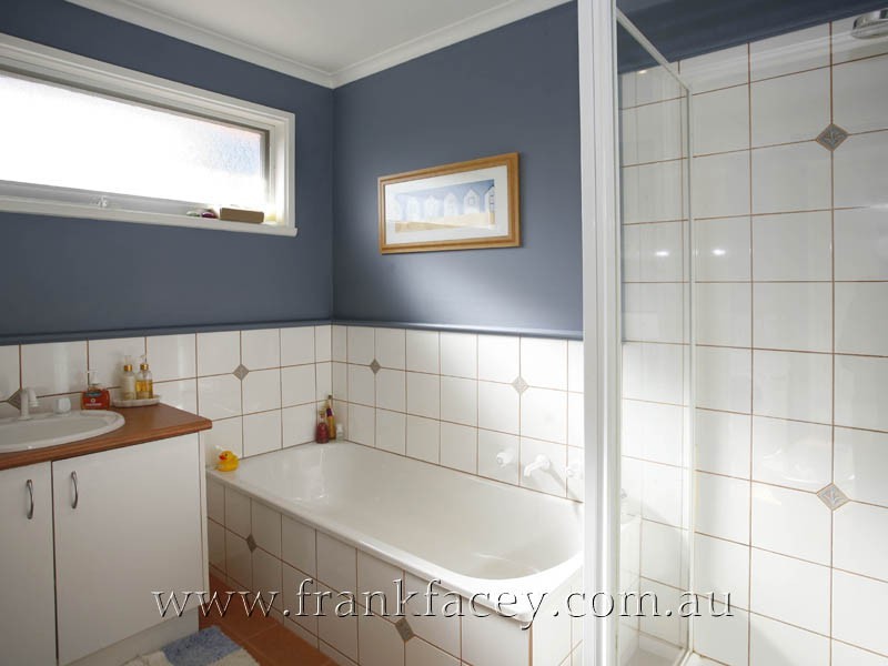 16 Greenlaw Crescent, Berwick VIC 3806