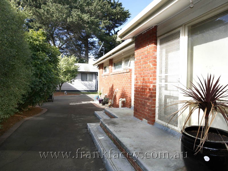 16 Greenlaw Crescent, Berwick VIC 3806