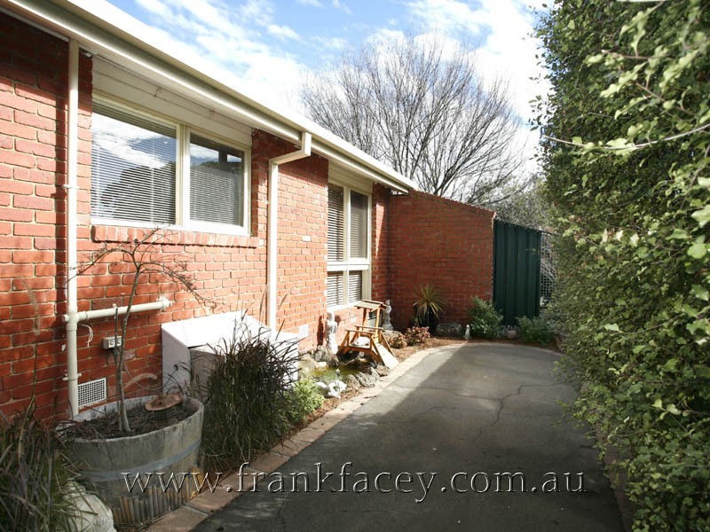 16 Greenlaw Crescent, Berwick VIC 3806