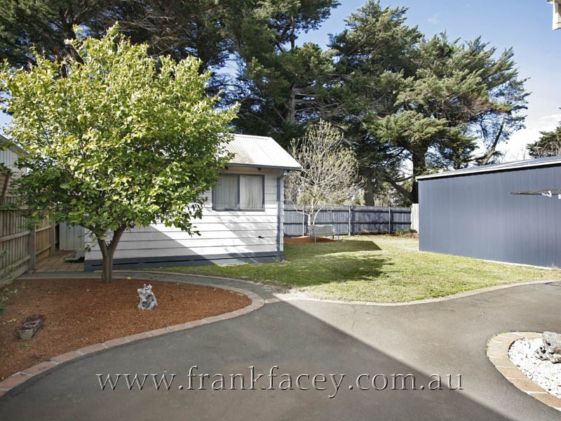 16 Greenlaw Crescent, Berwick VIC 3806